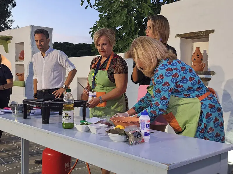 Μαγείρισσες ετοιμάζουν φαγητό σε υπαίθριο πάγκο